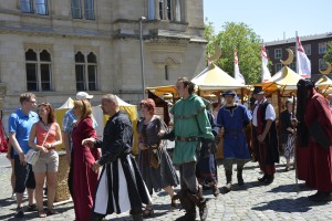 Mittelalterspaß fängt mit der richtigen bekleidung an wie hier zu sehen bei der Eröffnungszeremonie.