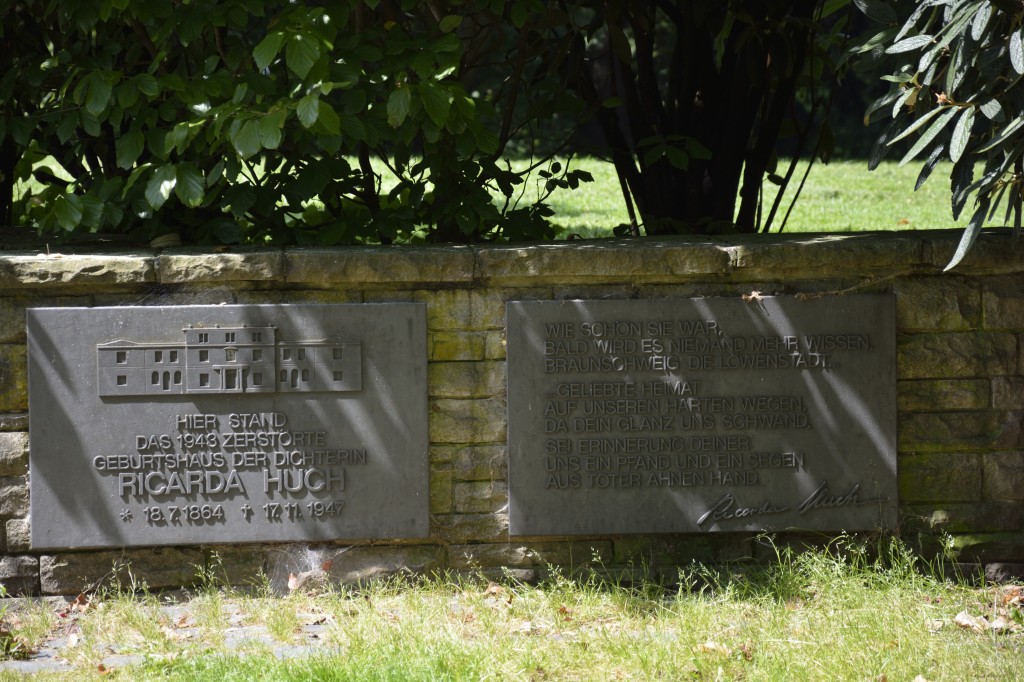 Die Ricarda Huch – Gedenktafeln finden Sie im Inselwallpark nahe des Springbrunnens. Foto: BSM