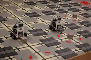 Lego Mindstorm-Roboter lösen das japanische Computerspiel „Sokoban“ eigenständig. Foto: BSM