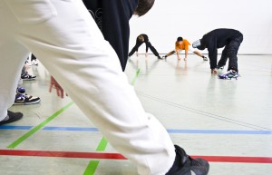 "Zum Breakdancen braucht man nicht viel, außer seinen Körper." sagt Simon Stapper. Workshopteilnehmer beim Aufwärmen. Foto: Conan Whitehouse