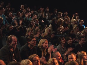 Lachendes Publikum bei einem Slam. Foto: Andreas Reiffer