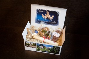Die Braunschweiger Lebkuchenbox enthält in diesem Jahr Mumme-Lebkuchen, eine Honigkuchenstange mit Marzipan, einen Lebkuchenstern sowie das würzige Braunschweiger Magenbrot und kann für 16,90 Euro in der Touristinfo, Kleine Burg 14, den Bäckereien Fucke und Tutschek sowie der Bäckerei und Konditorei Kretzschmar erworben werden. Foto: BSM / Marek Kruszewski