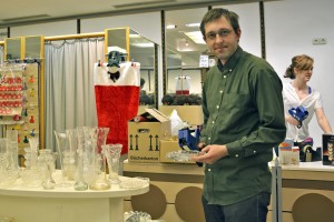 Christian Kohlhause zeichnet neue Haushaltsartikel aus, während im Hintergrund die Weihnachtsware ausgepackt wird. Foto: BSM
