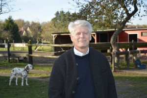 Per Møller ist der Leiter des Remenhofes. Im Hintergrund: Hofhund Gustav, der übrigens der Reitlehrerin gehört. Foto: BSM
