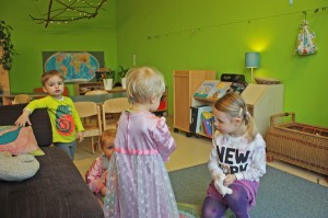 Verkleiden, Lesen, Malen - in der hellgrünen Gruppe gibt es für die Kinder immer neue Spielangebote. Foto: BSM