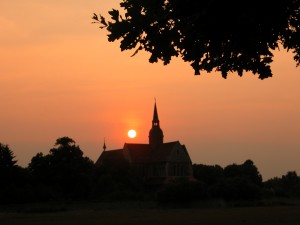 Die Klosterkirche bei Sonnenuntergang. Foto: BSM/okerland-archiv