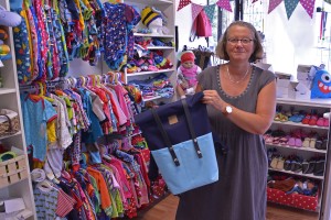 Bettina Plönnings hilft mir bei der Auswahl einer großen Sommertasche. Foto: BSM