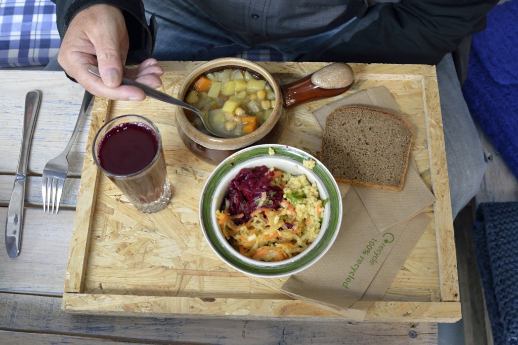 Suppe, drei Salate und ein Getränk sind das Kunterbunte Menü im Bellybottonfood. Foto: BSM