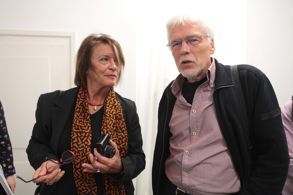 Regine von Monkiewitsch, Vorstandsvorsitzende des Photomuseums, und Künstler Joachim Schumacher im Gespräch. Foto: André Pause
