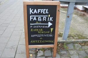 Das Schild führt Kaffee-Durstige in den Kastanienhof. Wobei der Kaffeeduft auch ein guter Wegweiser ist. Foto: BSM