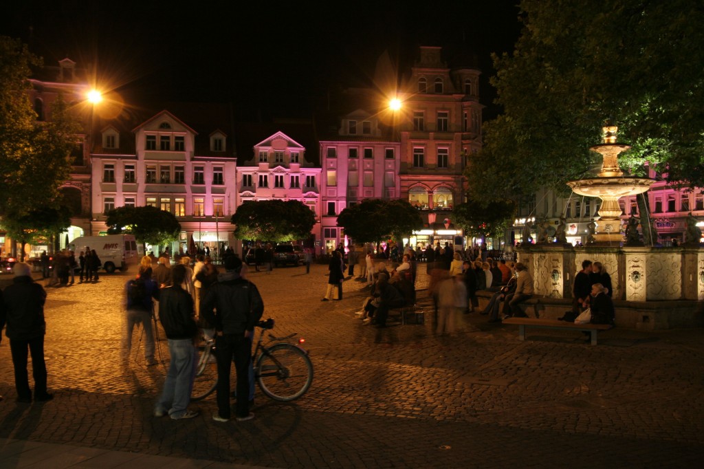 Scheinwerfer erleuchten die Fassaden am Kohlmarkt. Foto: Braunschweig Stadtmarketing GmbH / Andreas Bormann