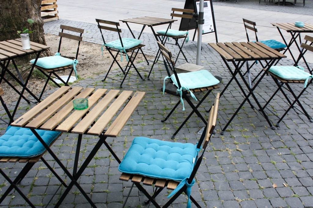 Der Außenbereich lädt zum gemütlichen Kaffeetrinken ein. Foto: Alyssa Schulze, anotherlovely