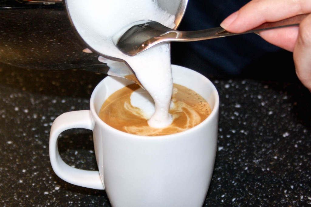 So entsteht ein Cappuccino. Foto: Alyssa Schulze, anotherlovely
