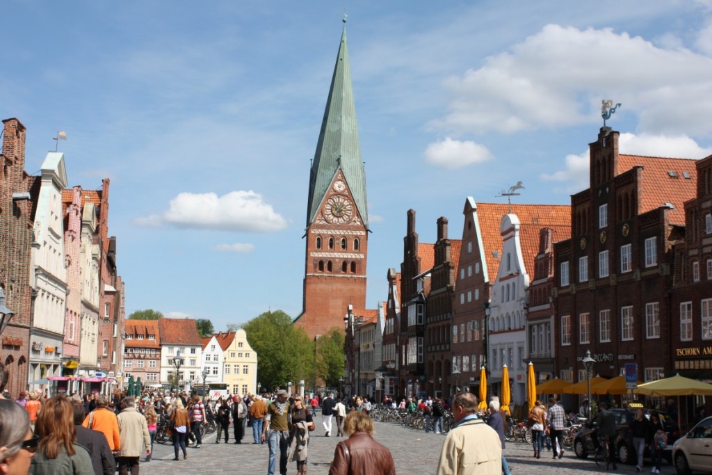 Mitten in der Innenstadt liegt der Platz am Sande, von wo man einen schönen Blick auf die St. Johanniskirche hat. Foto: Lüneburg Marketing GmbH 