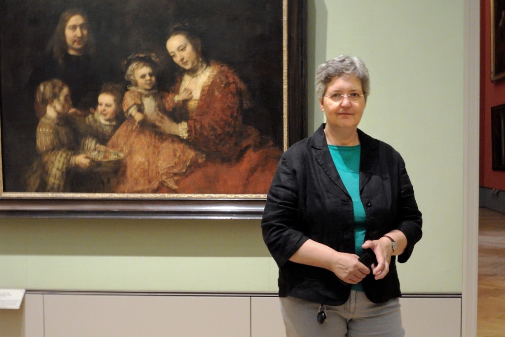 Die Leiterin der Gemäldegalerie Silke Gatenbröcker vor ihrem Lieblingsbild Familienbild von Rembrandt.