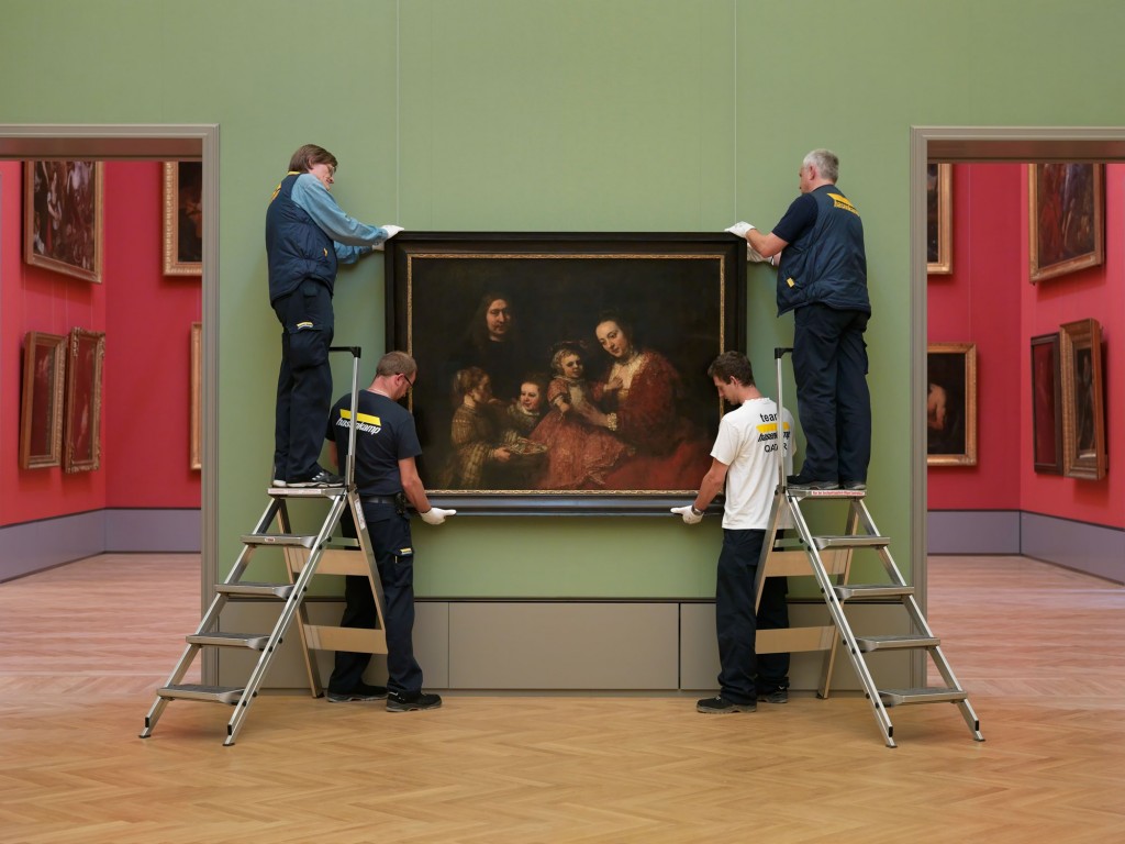Das Familienbild von Rembrandt wird gehängt. Foto: Cordes, HAUM