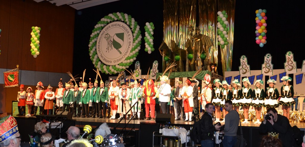 Volle Bühne auch bei der Karnevalsvereinigung der Rheinländer. Sie halten die rheinländische Karnevalstradition in Braunschweig hoch. Foto: Rainer Grossert 