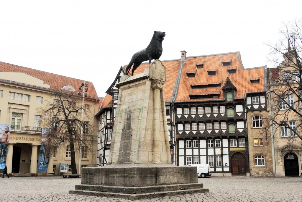 Der Braunschweiger Löwe ist seit 1166 auf dem Burgplatz und wacht über die Burg Dankwarderode. Foto: Braunschweig Stadtmarketing GmbH
