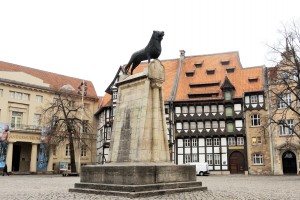 Der Braunschweiger Löwe auf dem Burgplatz erinnert an Heinrich den Löwen. Foto: BSM