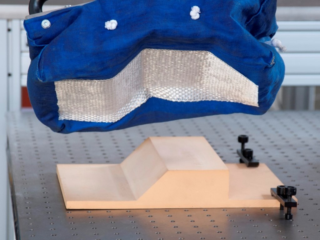 Verformbare Textilzuschnitte können ebenfalls bewegt und geformt werden. Foto: FORMHAND