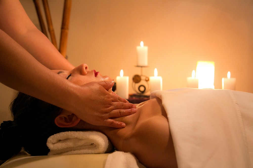Eine entspannende Massage gehört zu einem Wellness-Tag einfach dazu. Foto: pixabay.