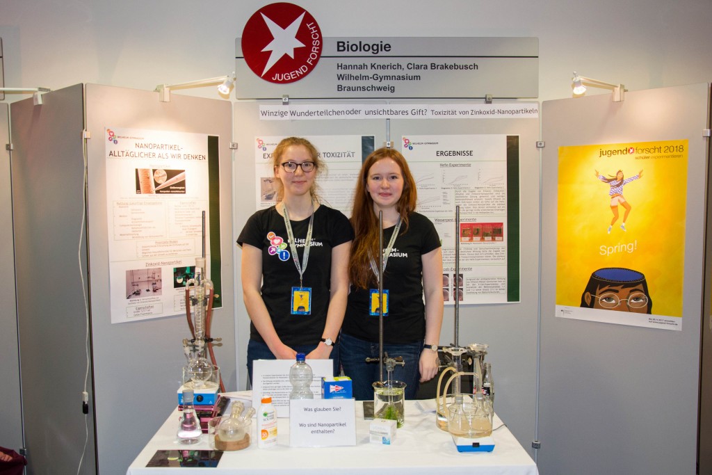 Die Schülerinnen Hannah Knerich (18) und Clara Brakebusch (17) haben Nanopartikel erforscht. Foto: BSM