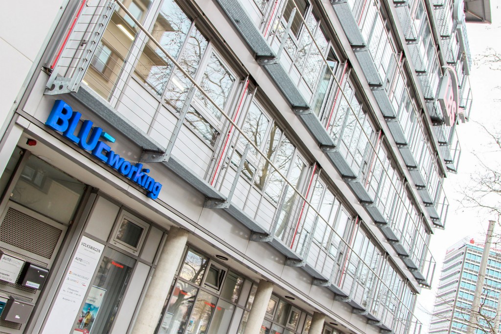 Viel Glas von außen: Das BlueWorking-Gebäude am Friedrich-Wilhelm-Platz. Foto: Stephen Dietl