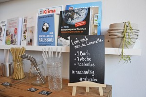 Ausleihen statt Kaufen: Eine kleine Bücherei im Laden hilft, den Einstieg in ein nachhaltigeres Leben zu vereinfachen. Foto: BSM