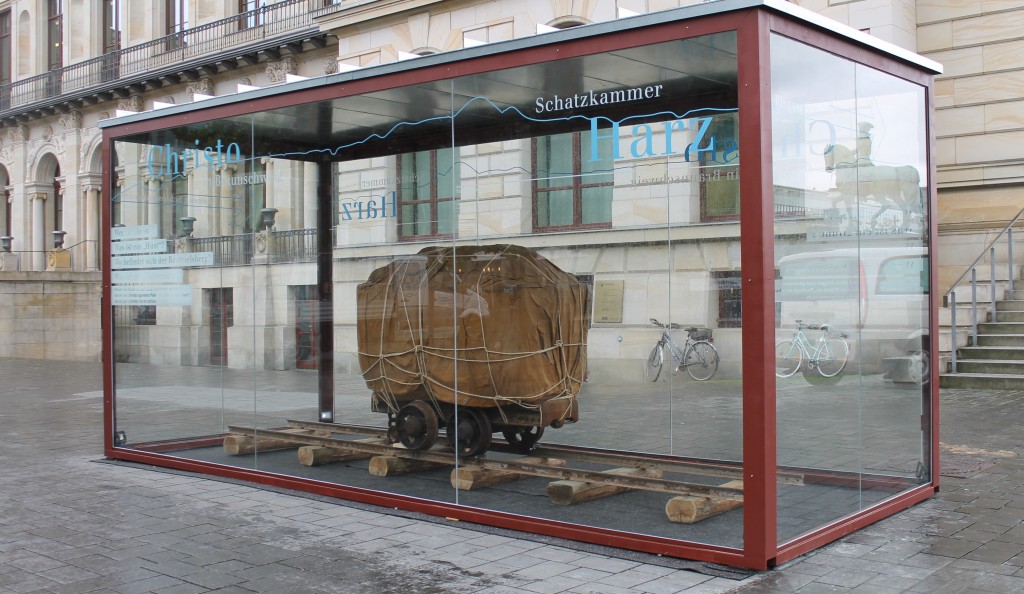 Das Kunstwerk „Package on a hunt“ von Christo steht bis März 2017 auf dem Schlossplatz Braunschweig. Foto: meyermedia