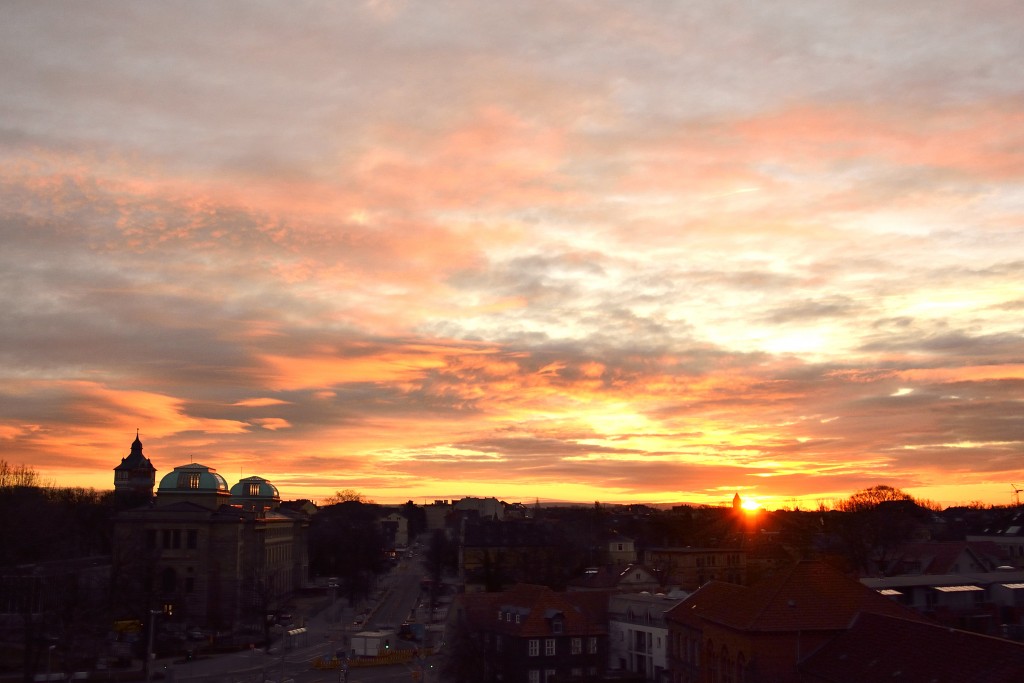 Sonnenaufgang über Braunschweig. Im Vordergrund: das Herzog Anton Ulrich-Museum. Foto: BSM