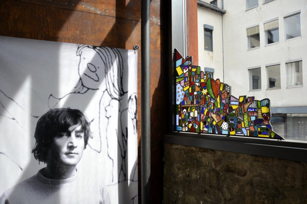 Portrait und Kunst am Fenster von John Lennon.