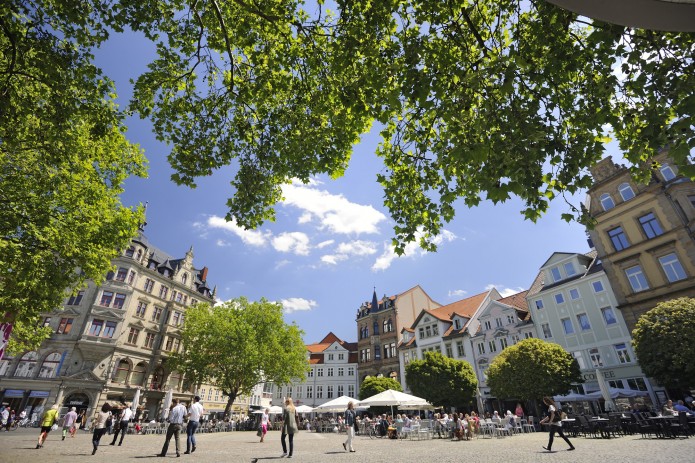 Platz mit Menschen in der Innenstadt