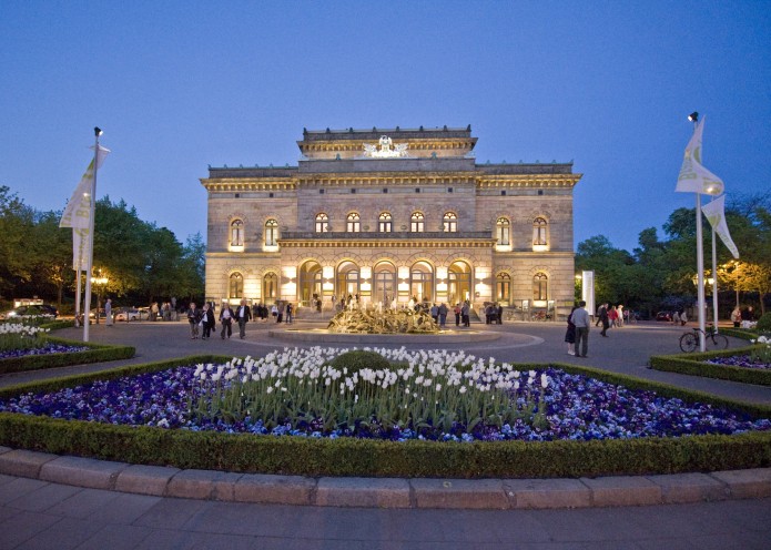 Blick auf das Staatstheater in der Dämmerung.