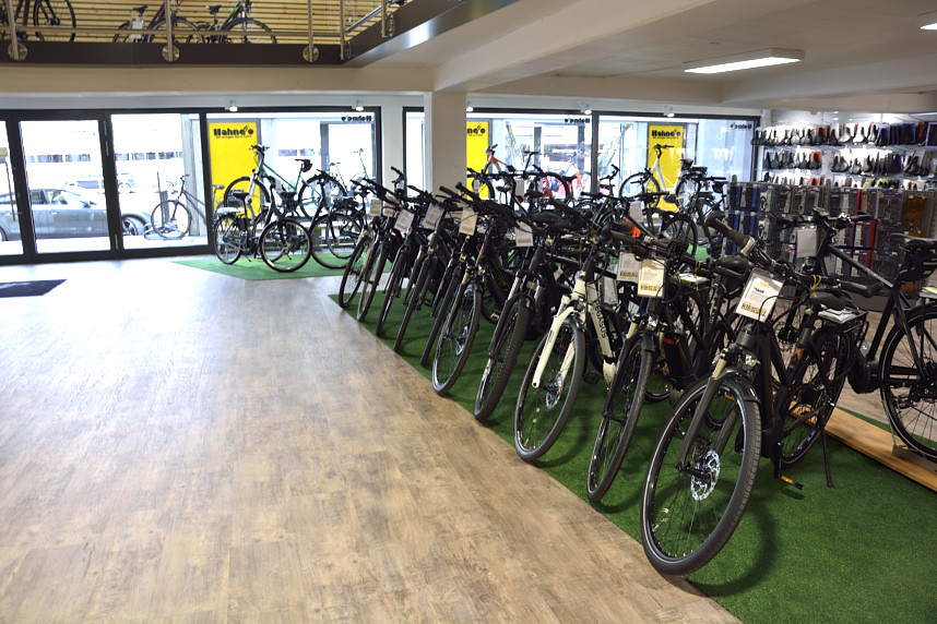 Fahrräder auf grünem Teppich im Fahrradladen