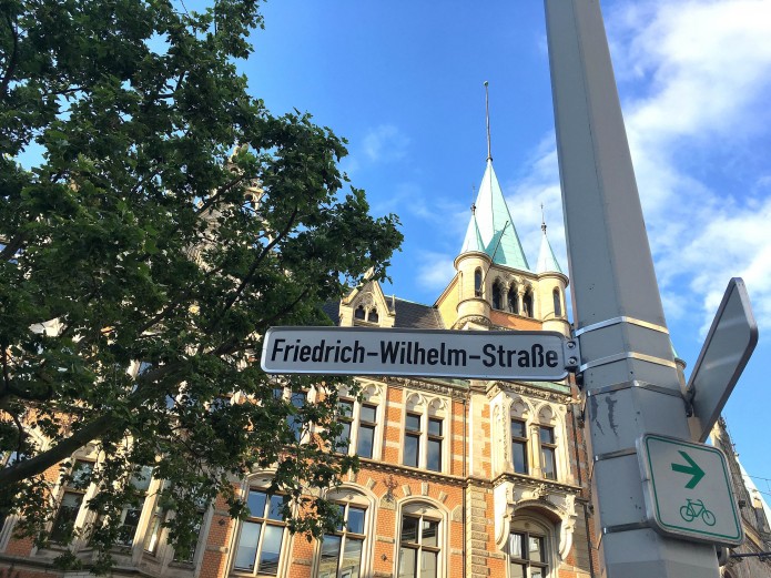 Die Friedrich-Wilhelm-Straße ist heute eine belebte Straße zu jeder Tageszeit.