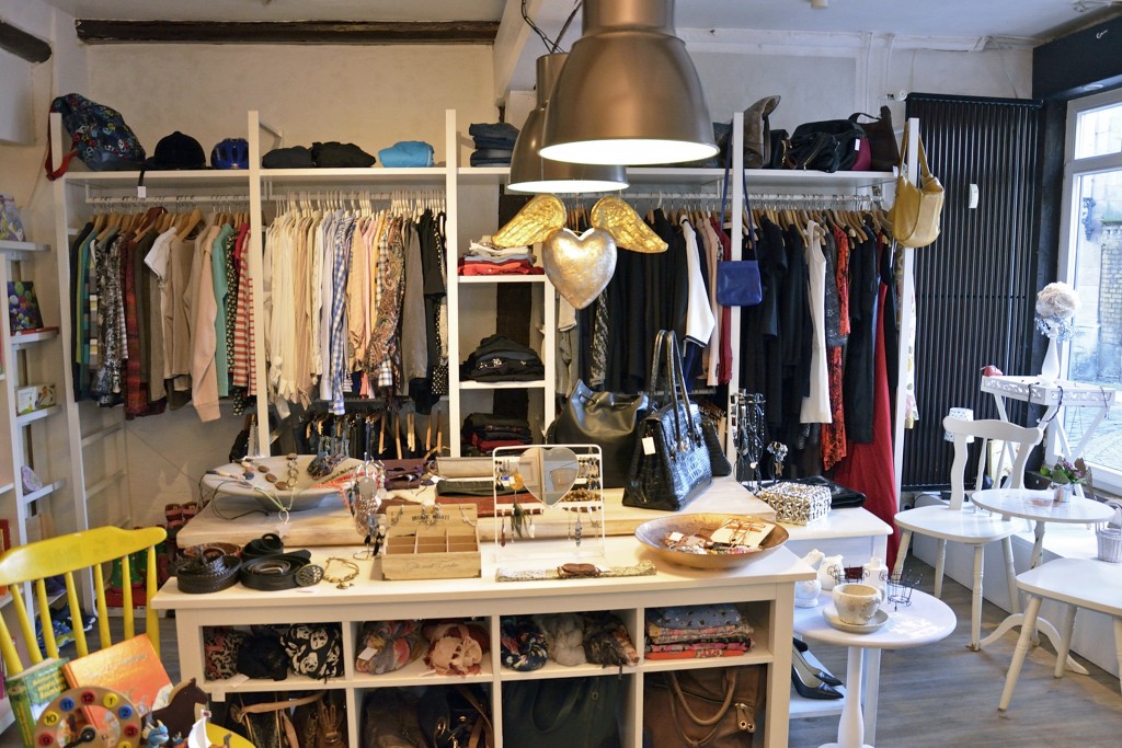 Das Seconhand Angebot im by Netta ist riesig. Taschen, Schuhe, Kleider, Bücher - hier ist alles zu finden. Foto: BSM