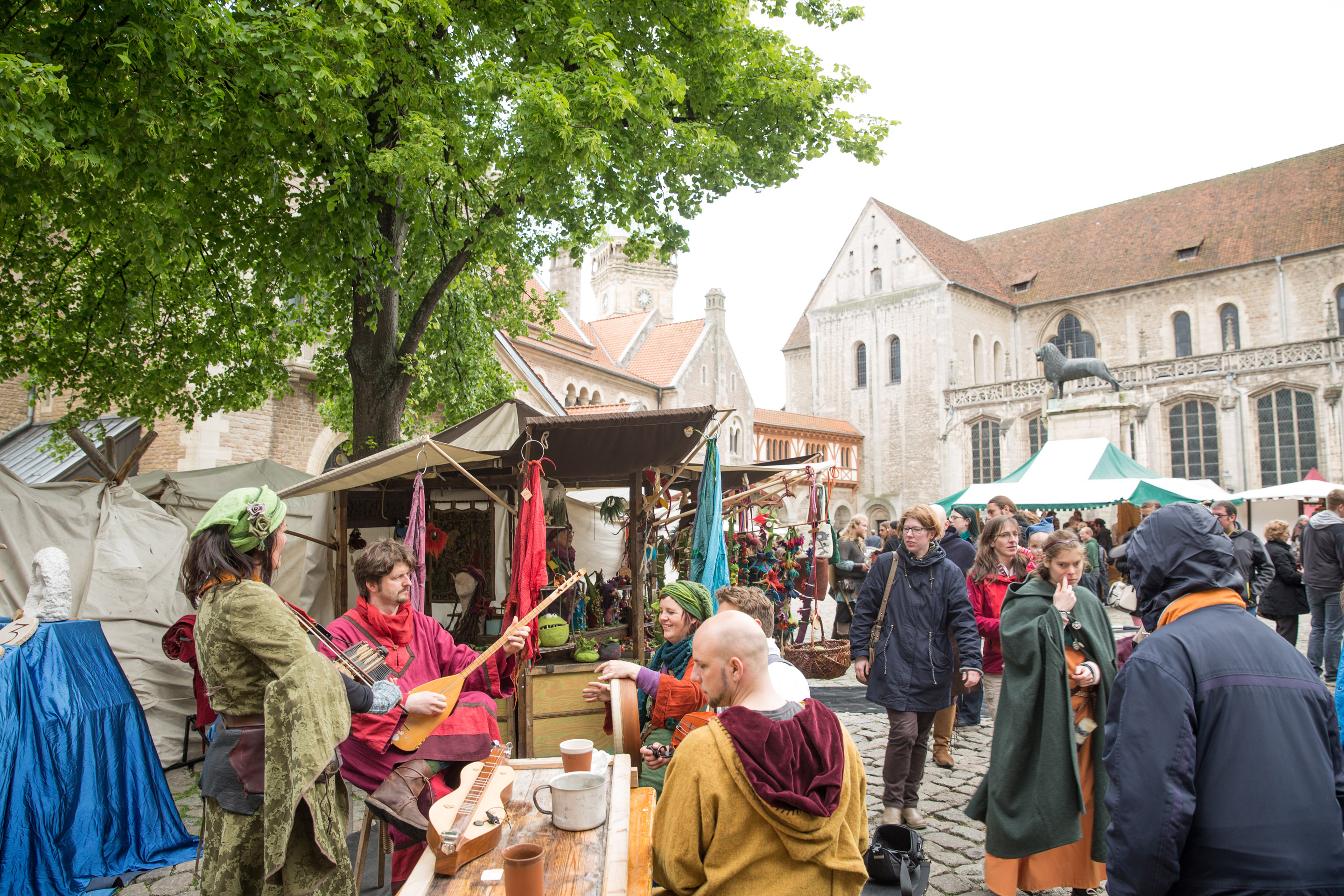 Modische Zeitreise Ins Mittelalter Leben In Der Lowenstadt