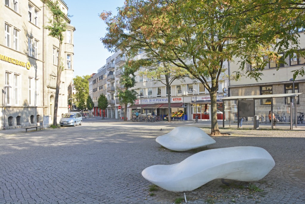 Die Wolken-Bänke auf dem Friedrich-Wilhelm-Platz. Foto: BSM