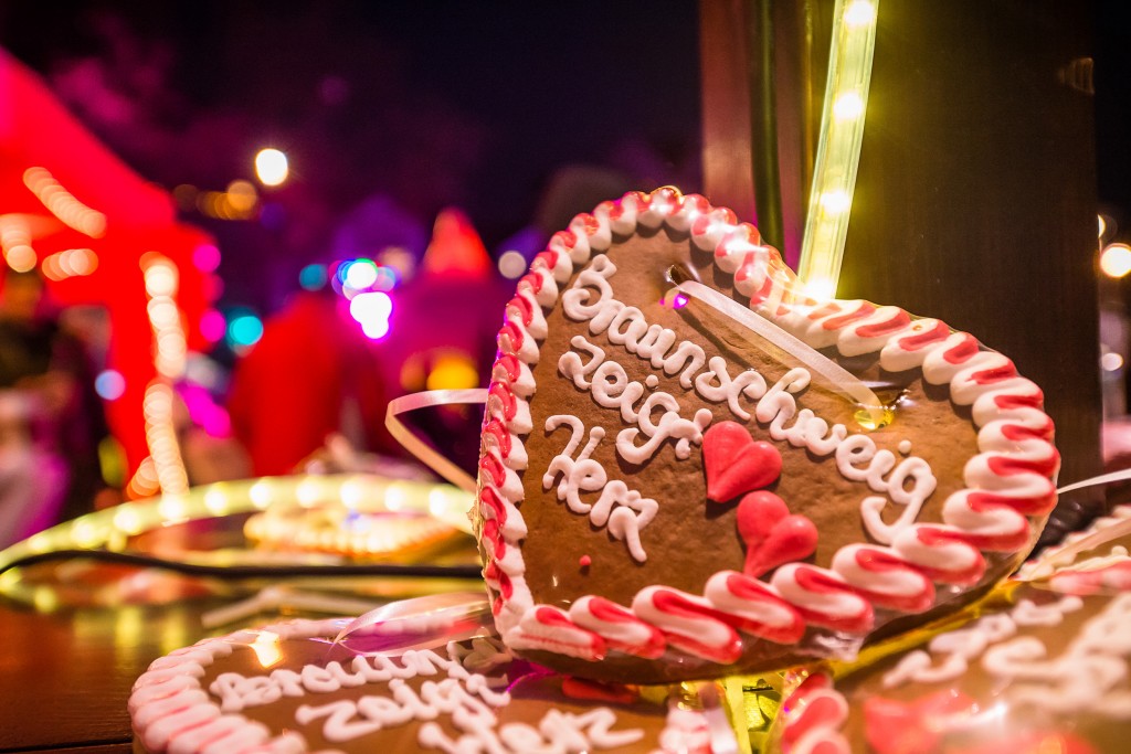 Als Dankeschön für Ihre Spende erhalten Sie bei "Braunschweig zeigt Herz" am 1. Dezember ein Lebkuchenherz oder einen Herzluftballon. Foto: BSM/MoNo Photography