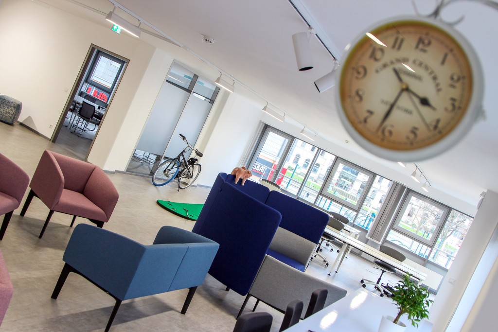 BlueWorking Coworking Space Open Space mit Uhr