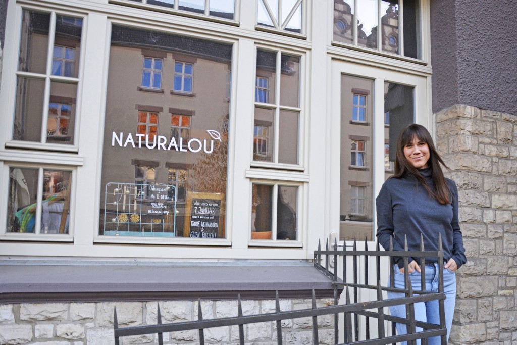 Louisa Dellert vor ihrem Laden naturalou. Foto: BSM