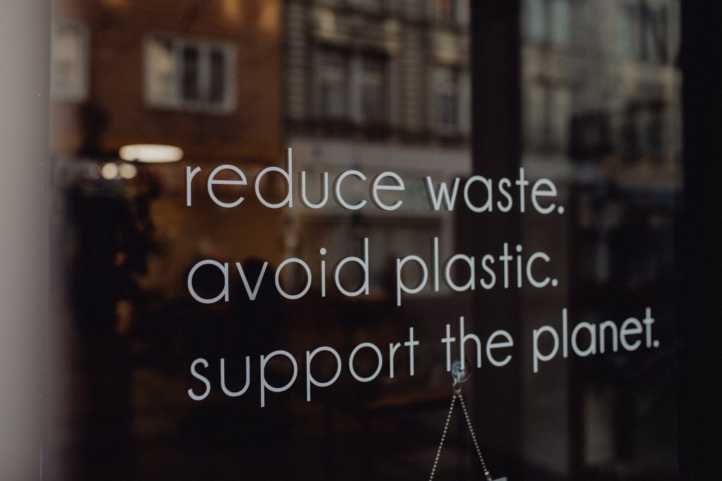 Nachricht auf der Fensterscheibe: reduce waste, aoid plastic, support the planet