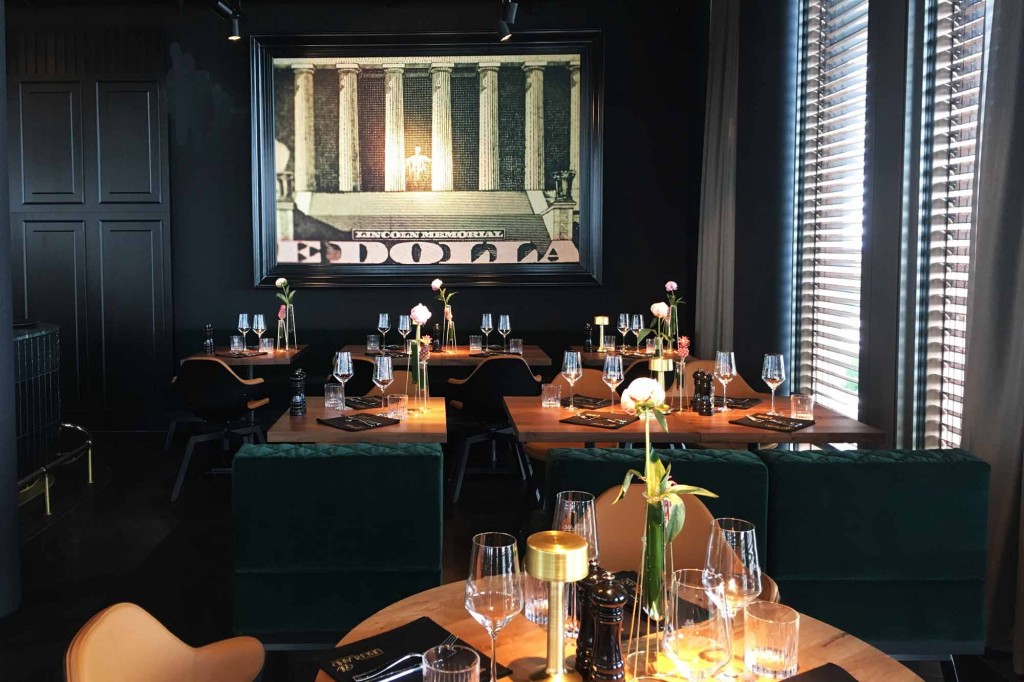 Dunkle Wandfarben, samtgrüne Sitzsofas, dunkler Eichenboden: Das Restaurant Überland überzeugt mit Eleganz. Foto: BSM