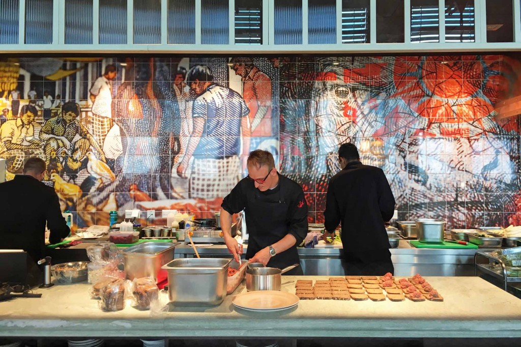 In der offenen Küche des Restaurant Überland richten die Köche die Gerichte vor den Augen der Gäste an. Foto: BSM