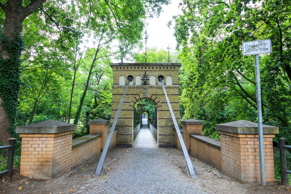 Sidonienbrücke in Braunschweig: gemauertes Portal mit Rundbogen, der auf die Brücke führt.