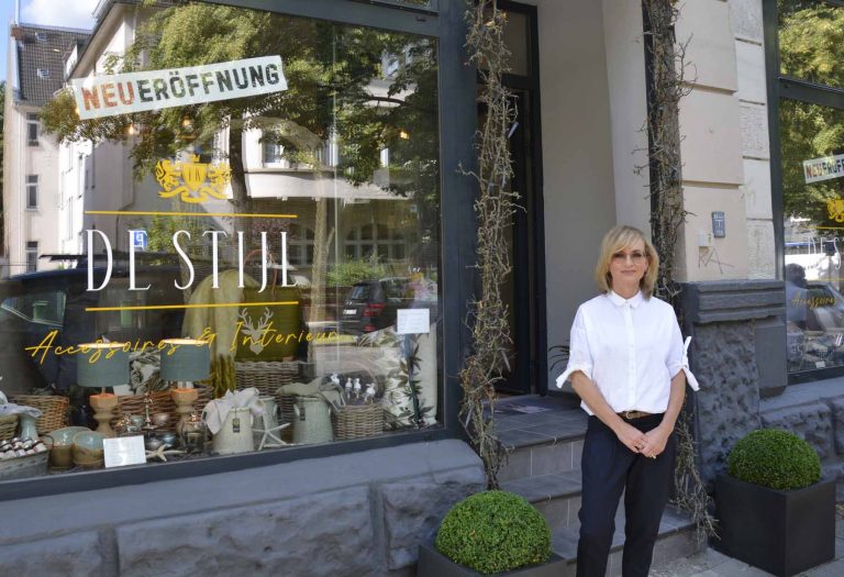 Tanja Korty steht vor ihrem Geschäft De Stijl in Braunschweig