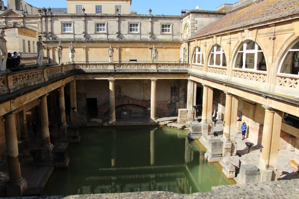 Sicht in Innenhof der Römischen Bäder in Bath: In der Mitte Wasser, umgeben von einem Säulengang.