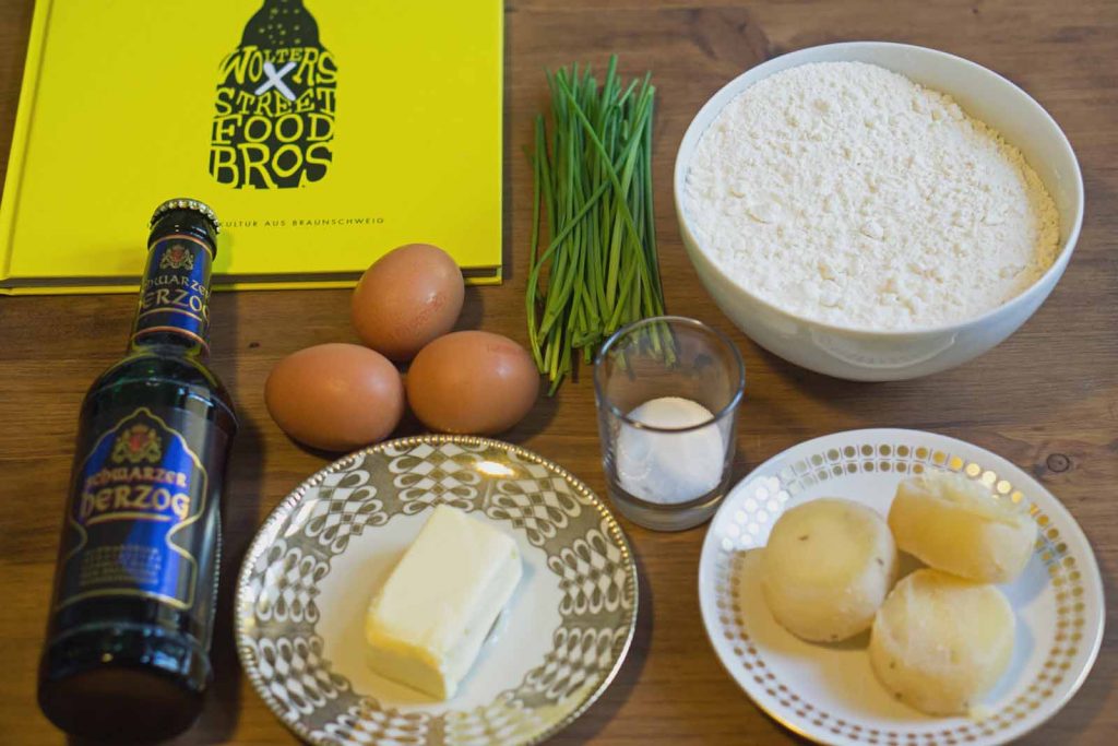 Zutaten für Käsespätzle mit Schwarzer Herzog: Mehl, Salz, Schwarzer Herzog, drei Eier, Butter, Harzer Roller und Schnittlauch
