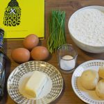 Zutaten für Käsespätzle mit Schwarzer Herzog: Mehl, Salz, Schwarzer Herzog, drei Eier, Butter, Harzer Roller und Schnittlauch