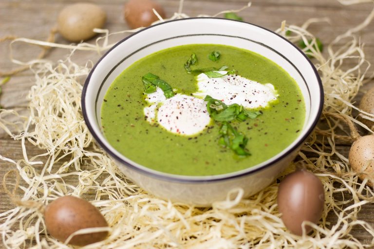 Grüne Suppe mit Eiern